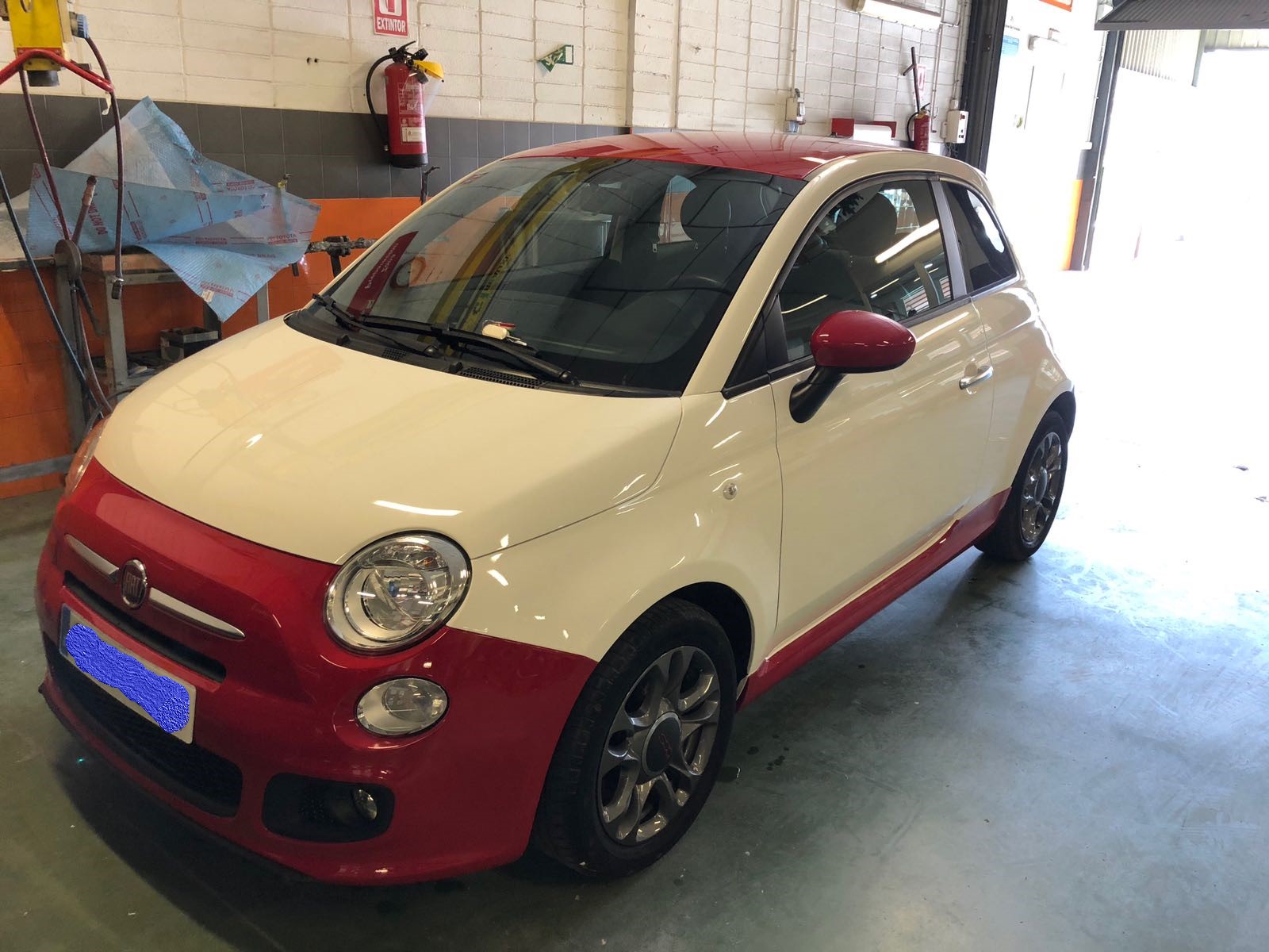 Reparación de chapa y pintura en un Fiat 500
